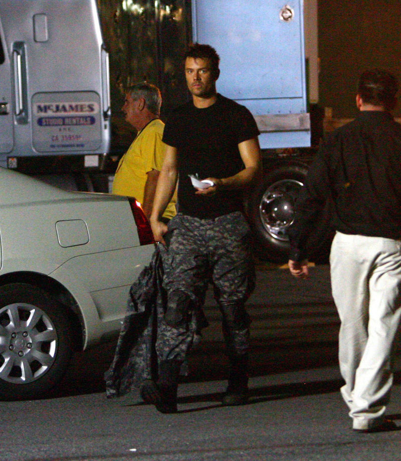 Illustration for article titled Revealing New Set Pics From Transformers 2 And Heroes